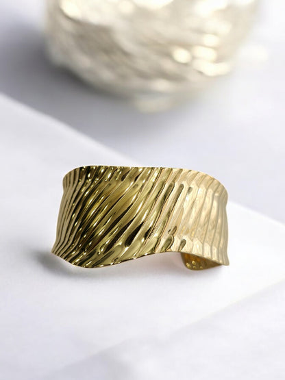 GOLDEN WAVE KAIVYA BRACELET (CUFF)