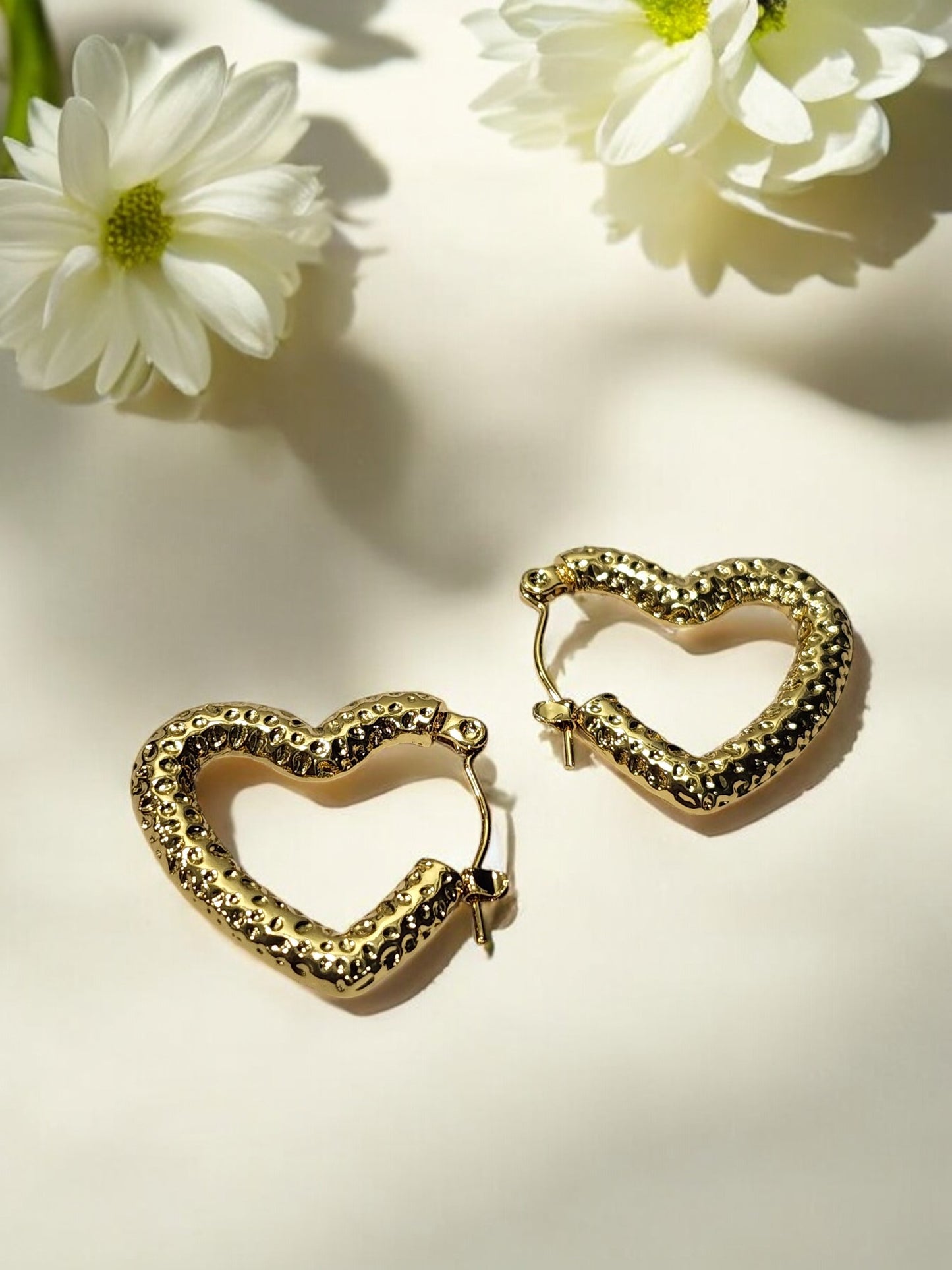 GOLD HEART AVAEY EARRINGS