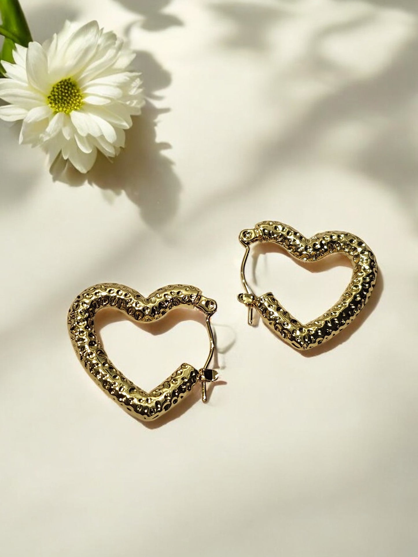 GOLD HEART AVAEY EARRINGS