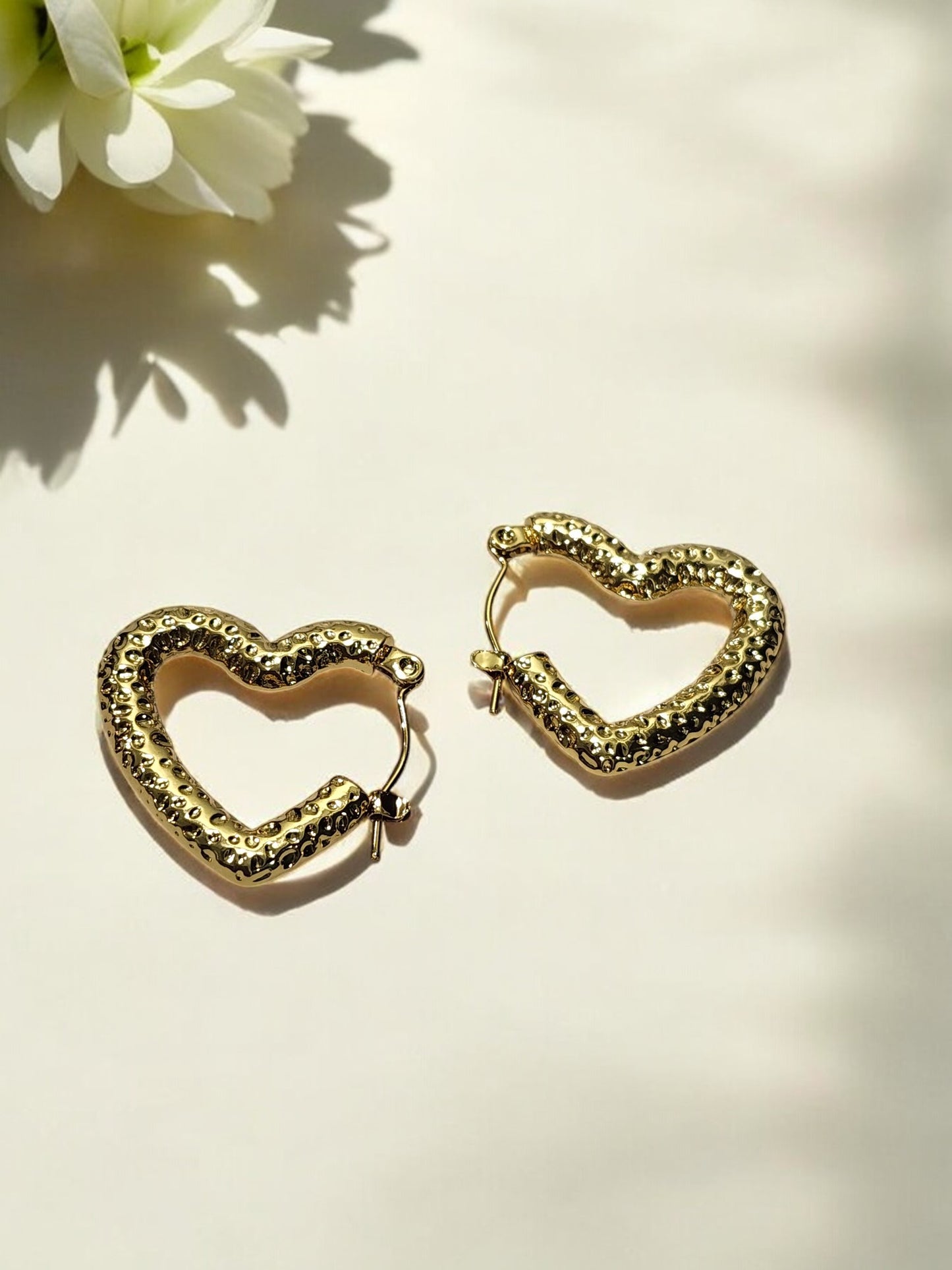 GOLD HEART AVAEY EARRINGS