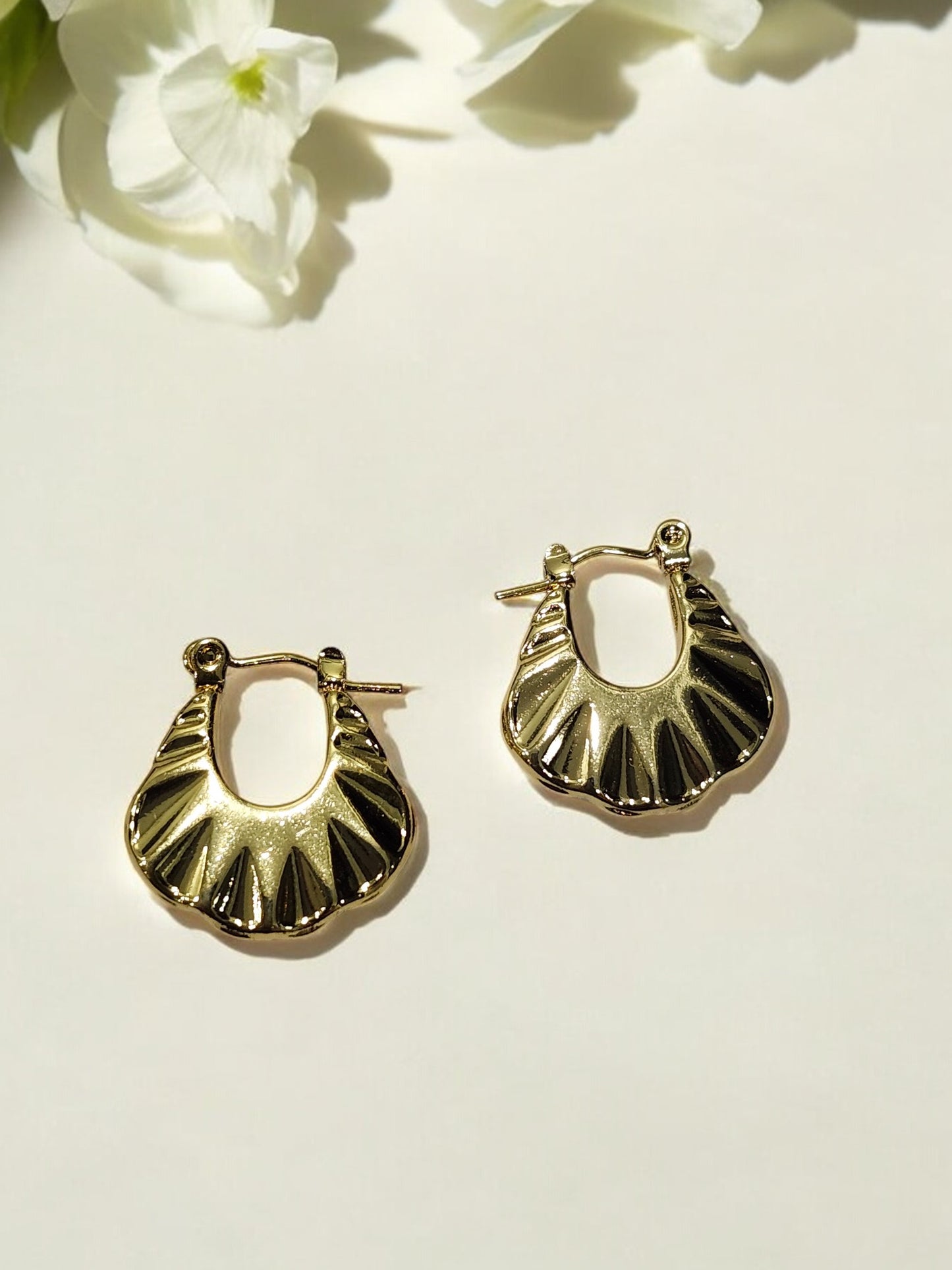 GOLD ROUND SHENELL EARRINGS
