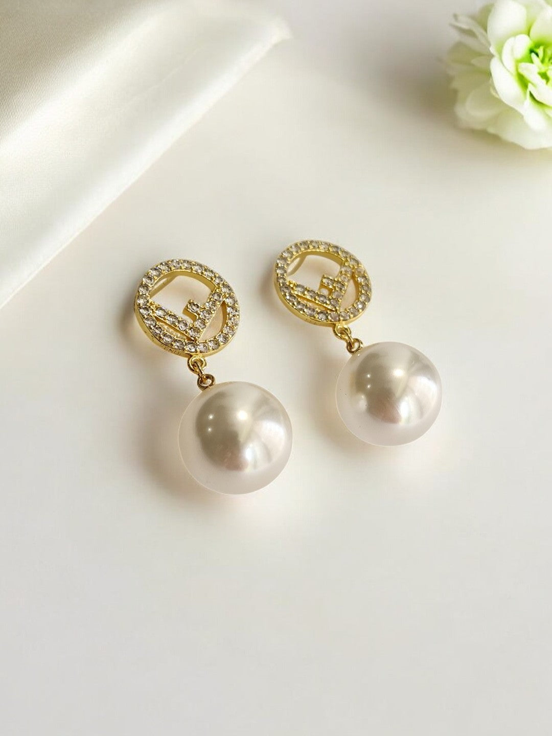 DIAMOND HANG PEARL FENDI RITI EARRING