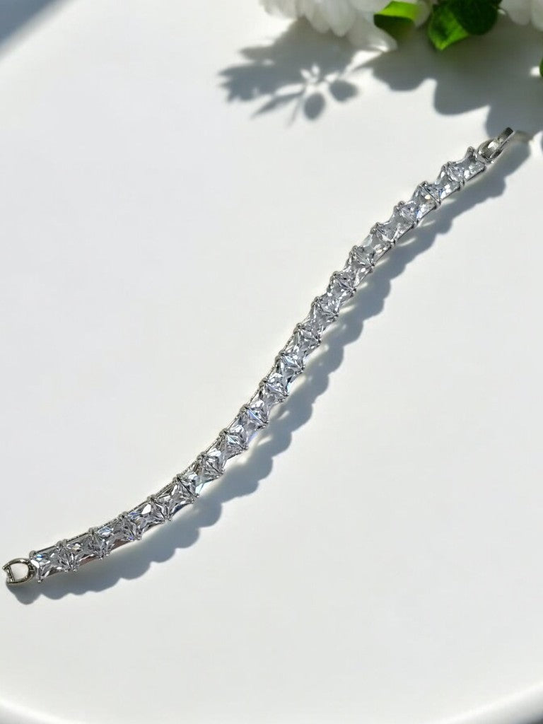 RECTANGULAR ARNYA DIAMOND BRACELET