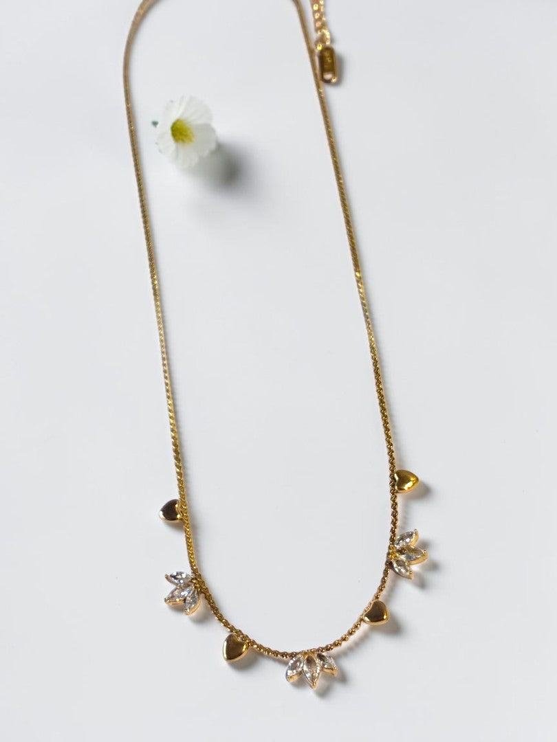 GOLDEN DIAMOND FLORAL DOLSY NECKLACE