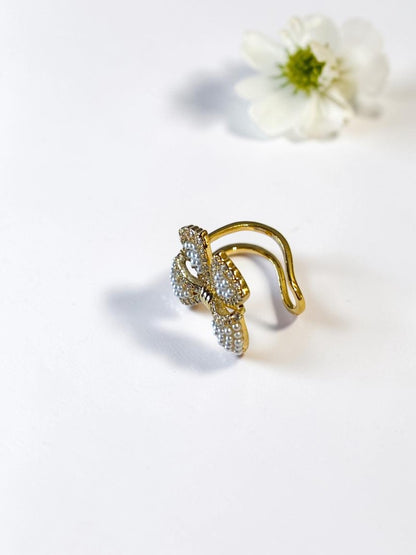 WHITE PEARL BOW TIANA EAR CUFF
