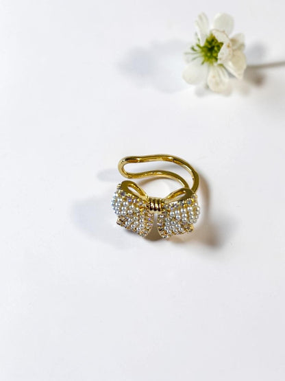 WHITE PEARL BOW TIANA EAR CUFF