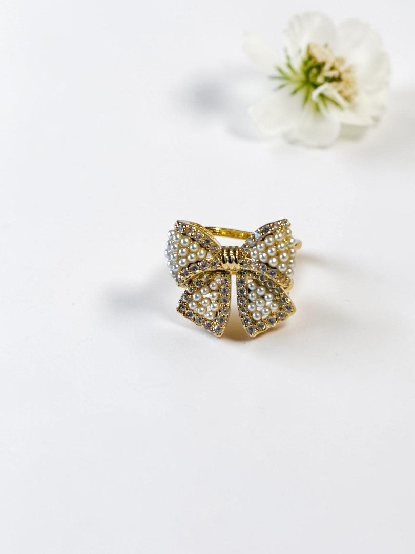 WHITE PEARL BOW TIANA EAR CUFF