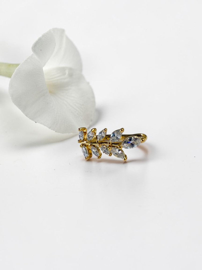 GOLDEN DIAMOND LEAF SCOTTIE EAR CUFF