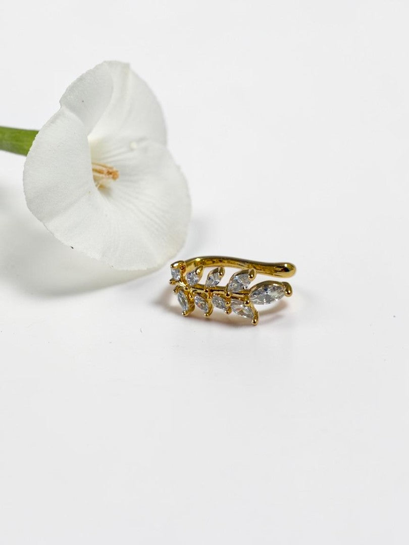 GOLDEN DIAMOND LEAF SCOTTIE EAR CUFF