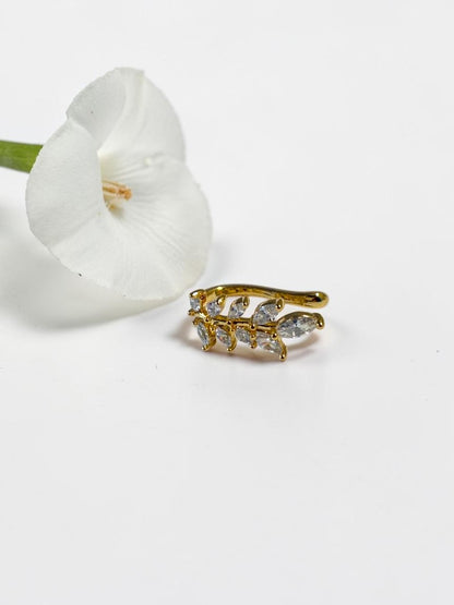 GOLDEN DIAMOND LEAF SCOTTIE EAR CUFF