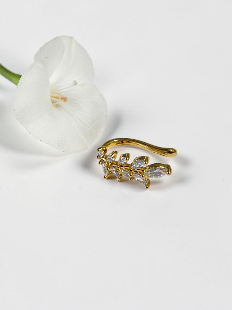 GOLDEN DIAMOND LEAF SCOTTIE EAR CUFF