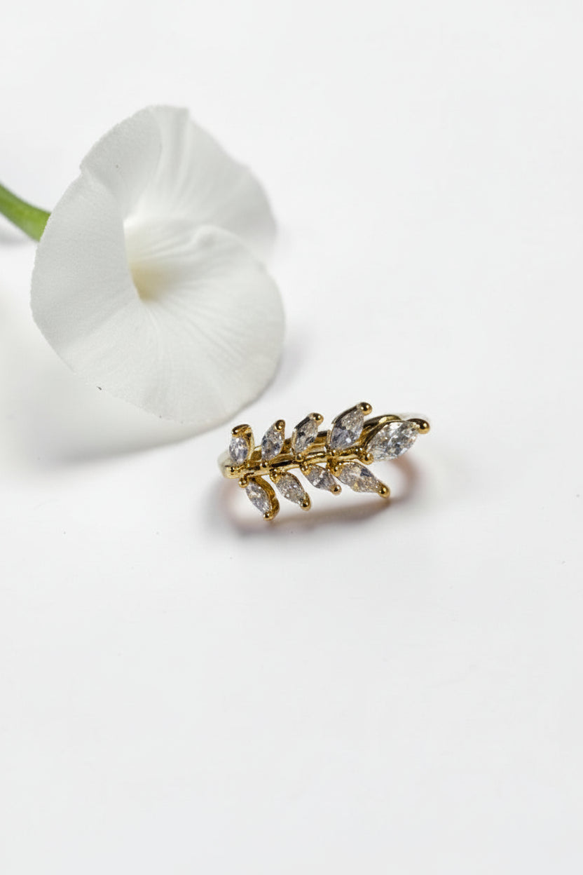 GOLDEN DIAMOND LEAF SCOTTIE EAR CUFF