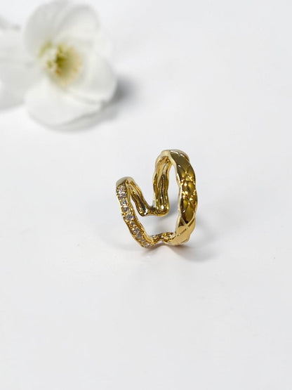 GOLDEN DIAMOND NAYLANI EAR CUFF