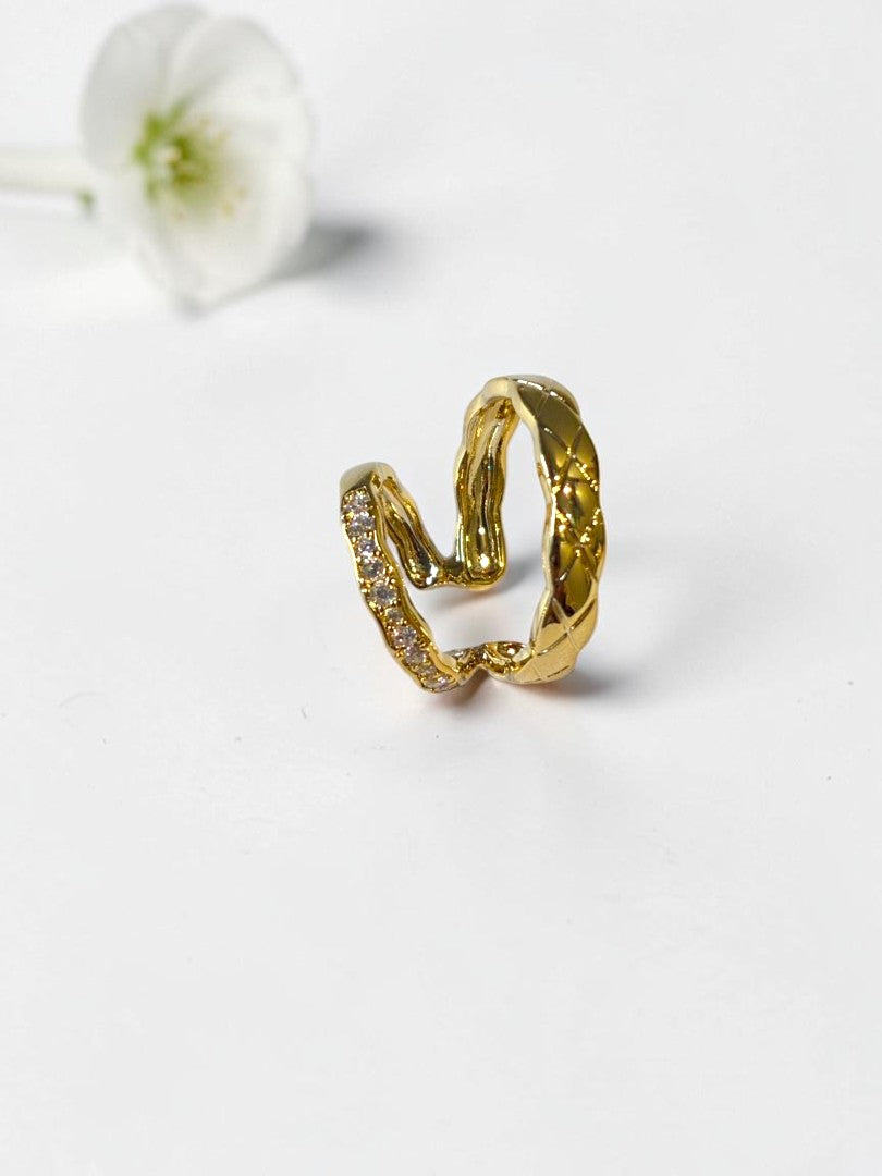 GOLDEN DIAMOND NAYLANI EAR CUFF