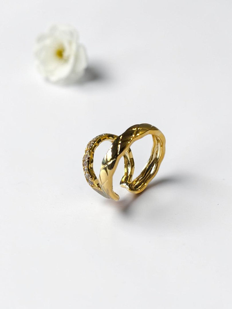 GOLDEN DIAMOND NAYLANI EAR CUFF