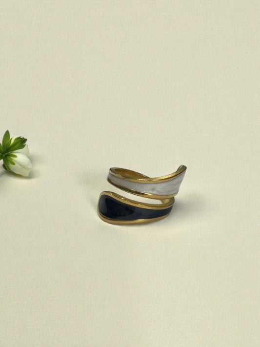 BLACK-WHITE SRIHNIE RING