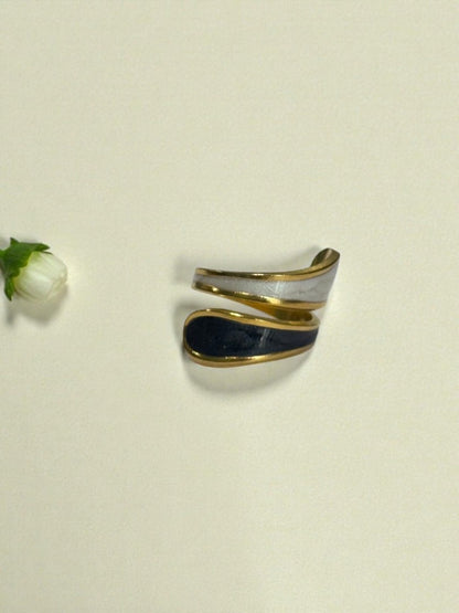 BLACK-WHITE SRIHNIE RING