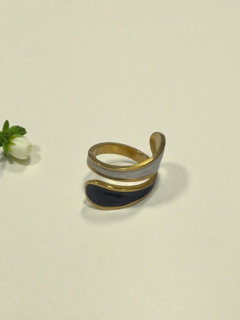 BLACK-WHITE SRIHNIE RING