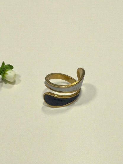 BLACK-WHITE SRIHNIE RING