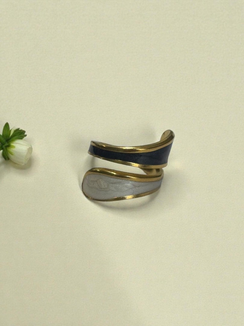 BLACK-WHITE SRIHNIE RING