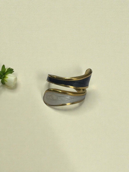 BLACK-WHITE SRIHNIE RING