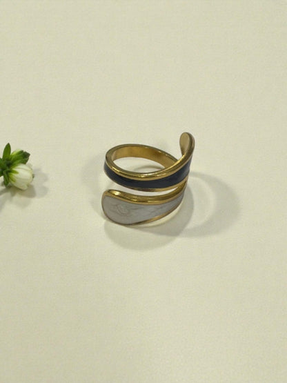BLACK-WHITE SRIHNIE RING