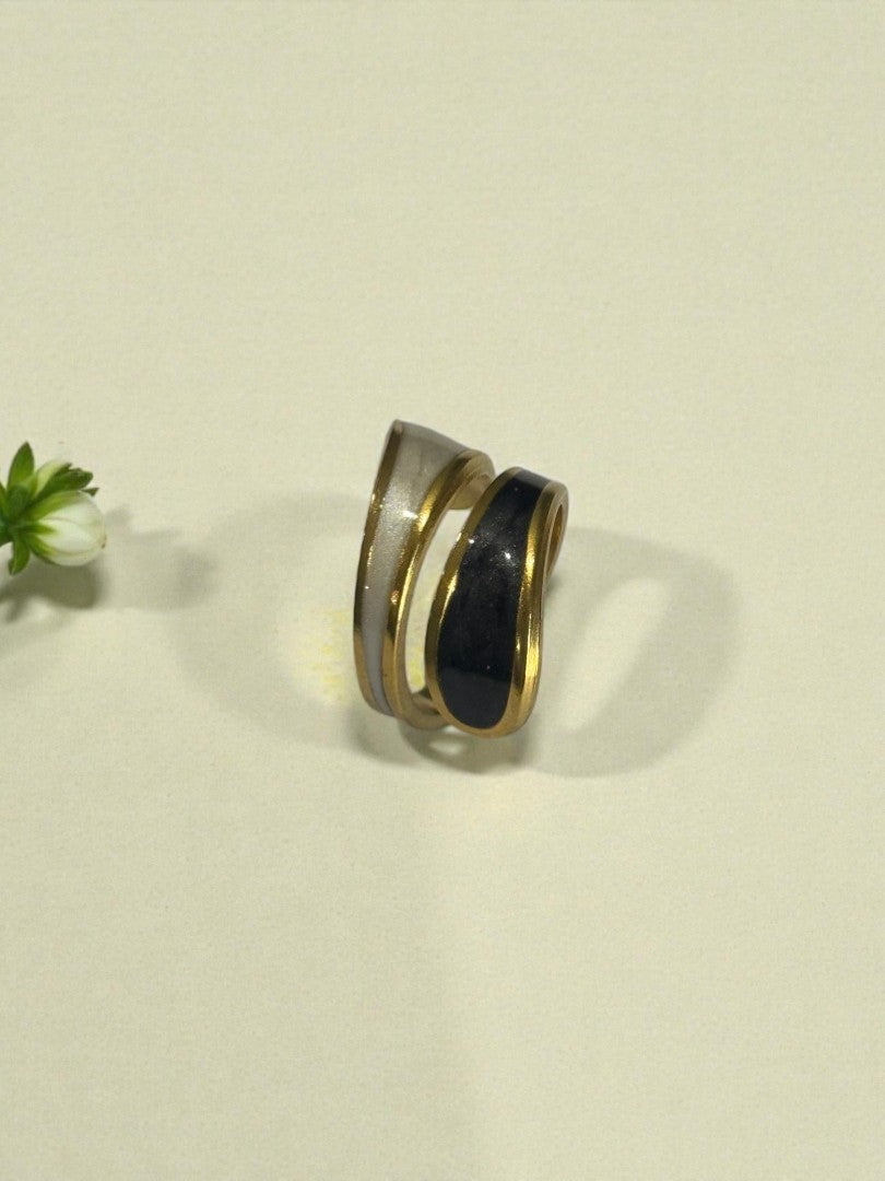BLACK-WHITE SRIHNIE RING