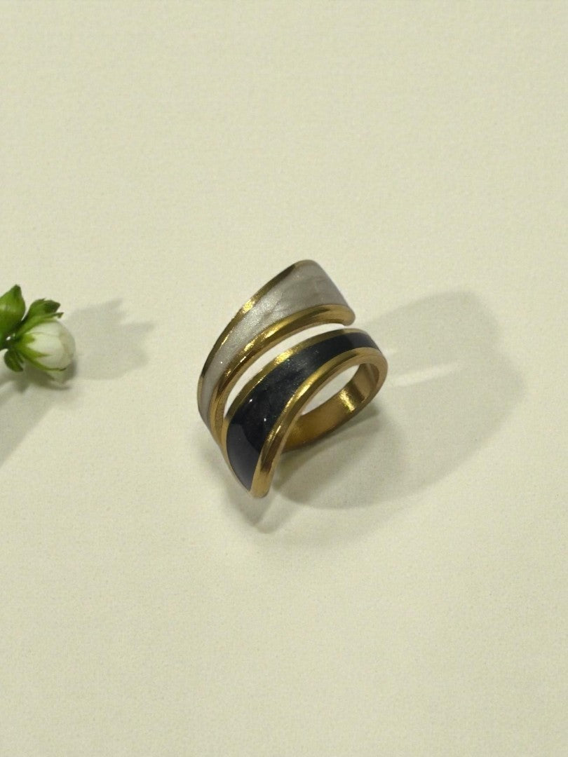 BLACK-WHITE SRIHNIE RING