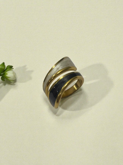 BLACK-WHITE SRIHNIE RING