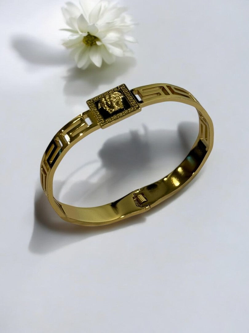 BLACK BARRET BRACELET