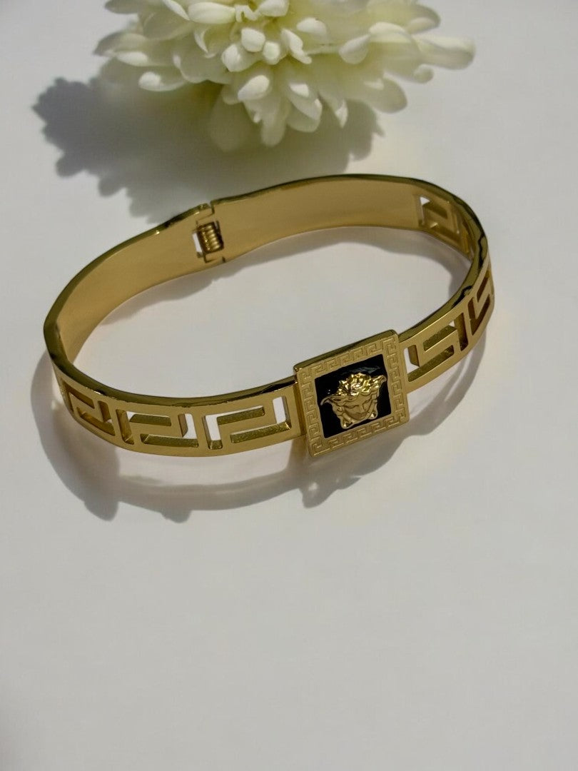 BLACK BARRET BRACELET