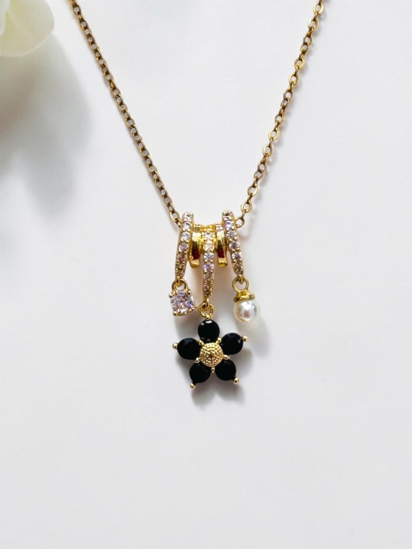 BLACK FLORAL AILANY NECKLACE