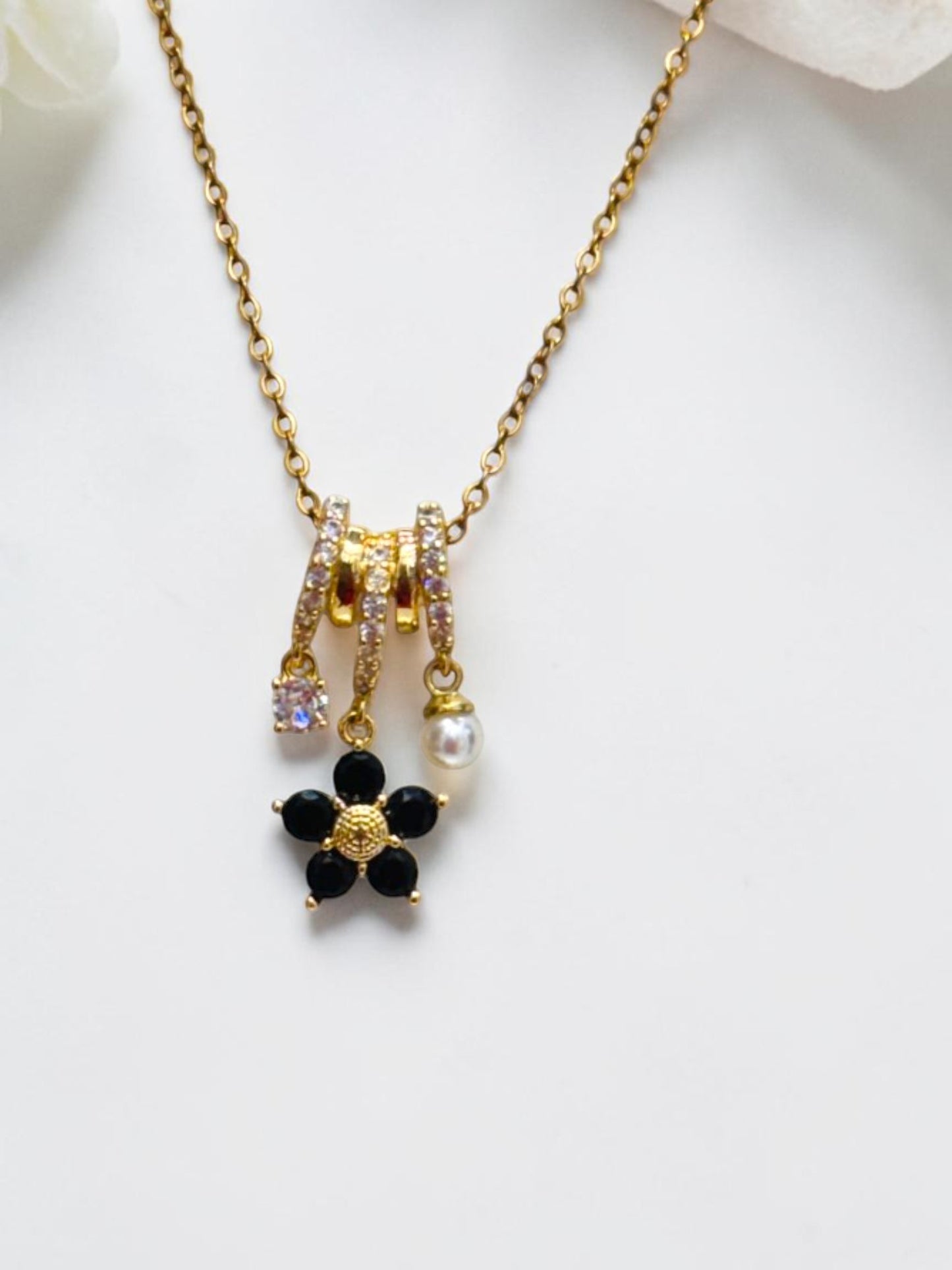 BLACK FLORAL AILANY NECKLACE