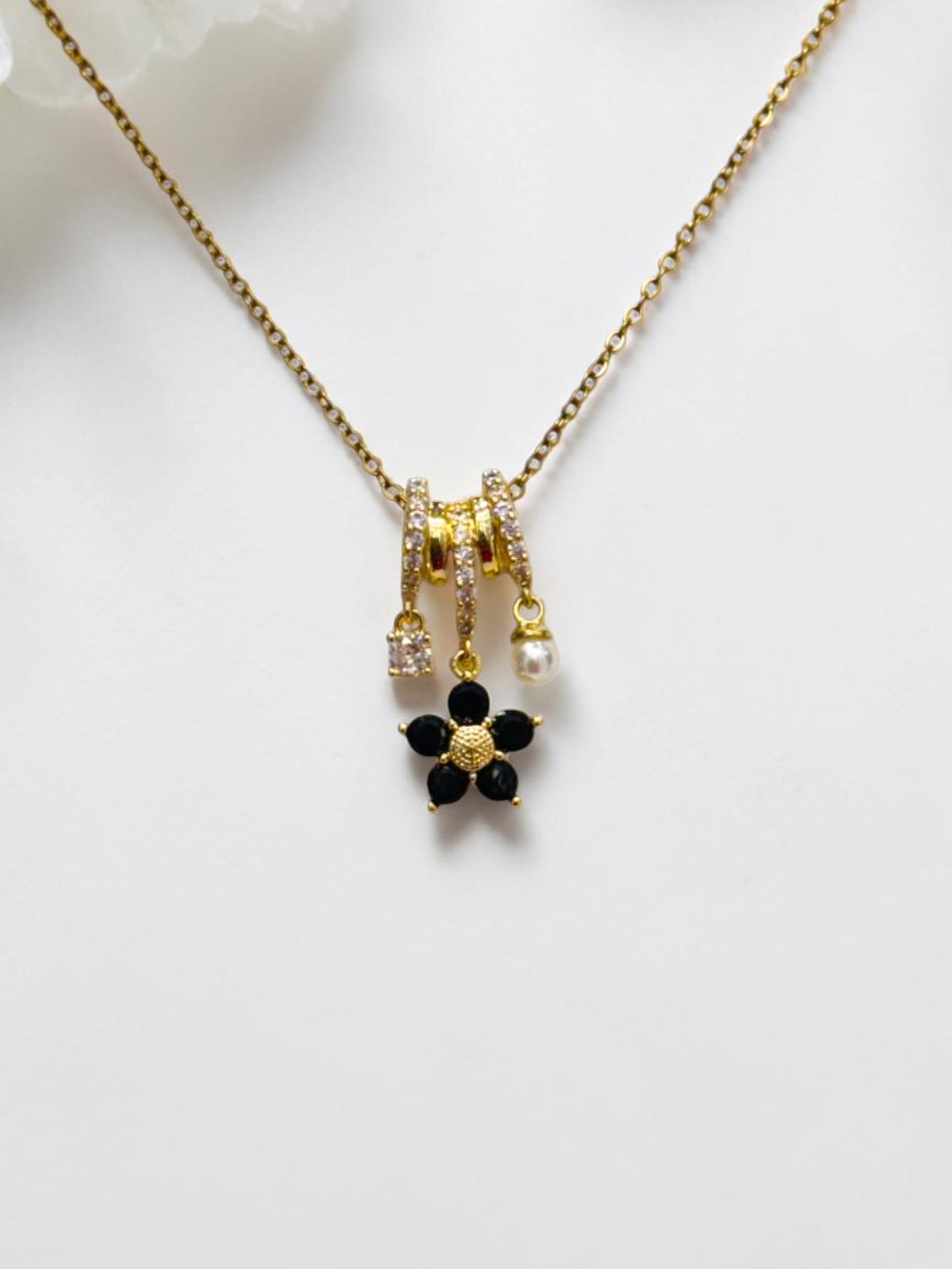 BLACK FLORAL AILANY NECKLACE