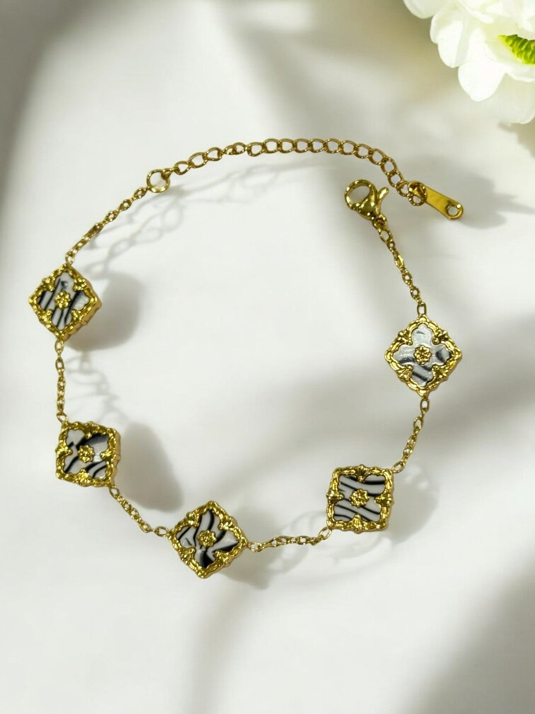 BLACK WHITE AARONEY BRACELET