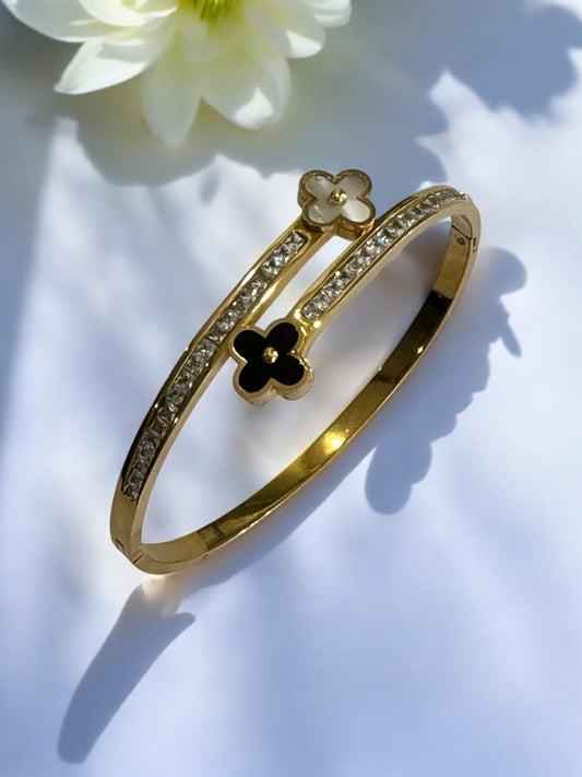 GOLDEN BRACELET WITH SHINING DIAMOND AND BLACK AND WHITE CLOVER