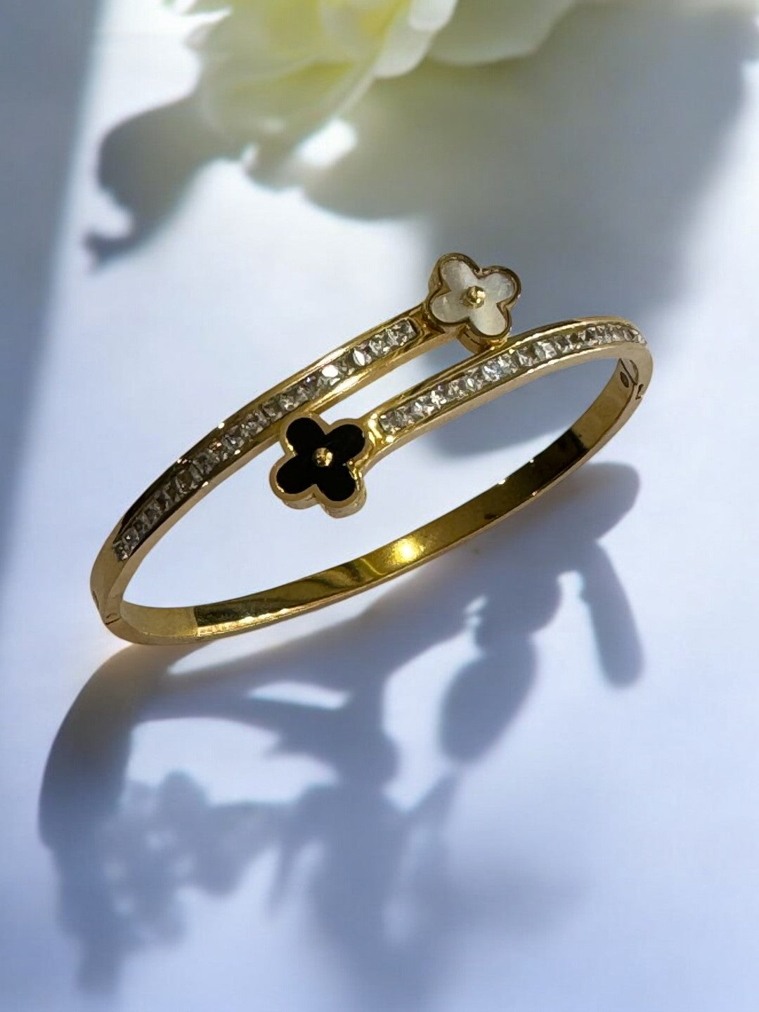 GOLDEN BRACELET WITH SHINING DIAMOND AND BLACK AND WHITE CLOVER