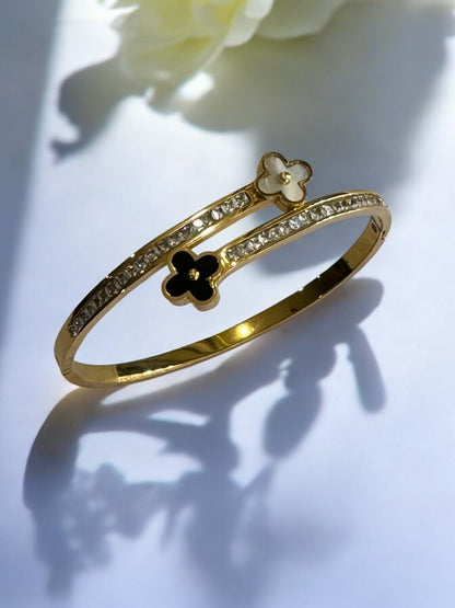 GOLDEN BRACELET WITH SHINING DIAMOND AND BLACK AND WHITE CLOVER