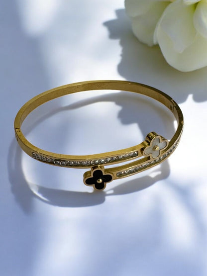 GOLDEN BRACELET WITH SHINING DIAMOND AND BLACK AND WHITE CLOVER