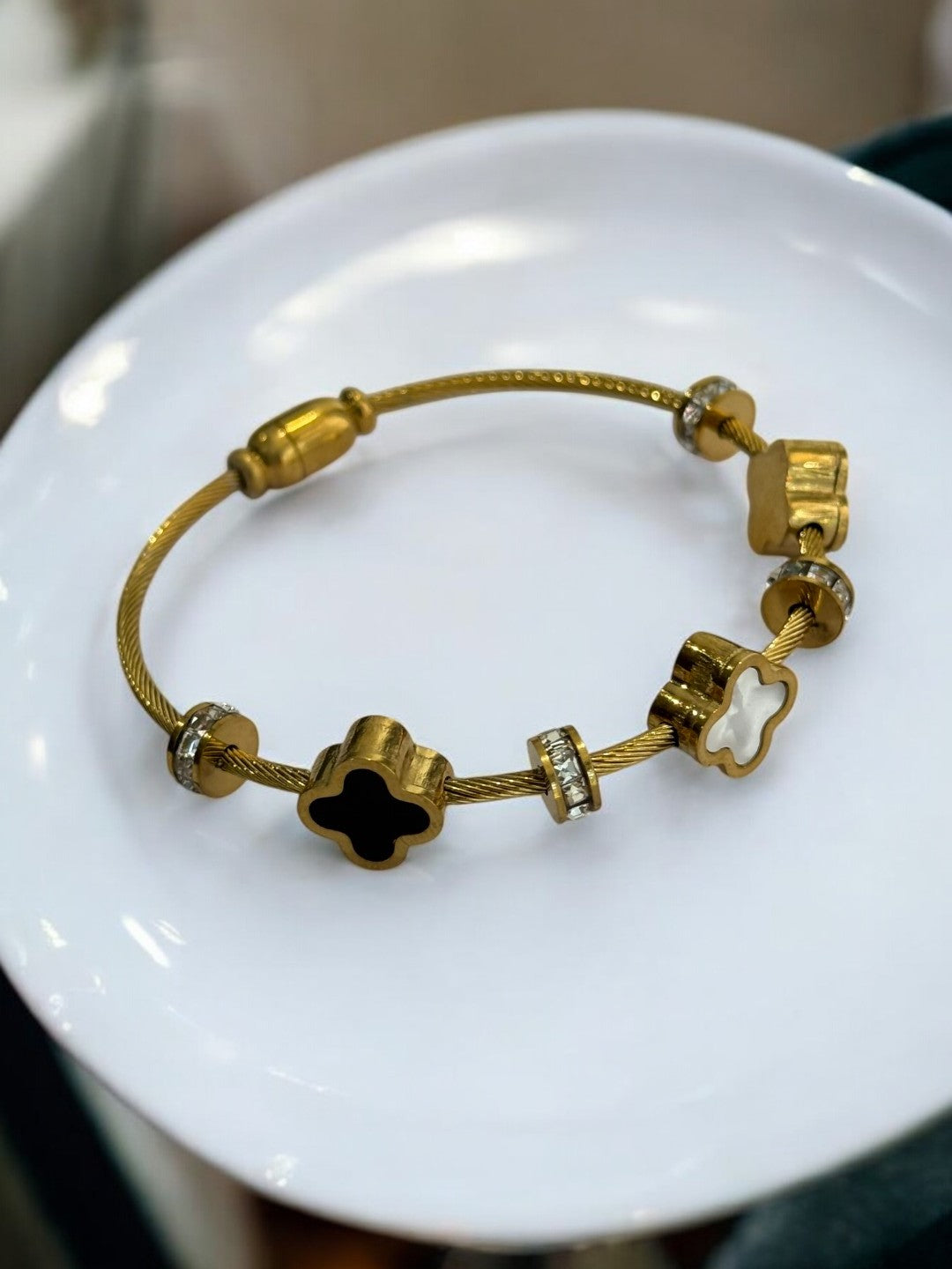 BLACK AND WHITE CLOVER TATVIKA BRANDED BRACELET