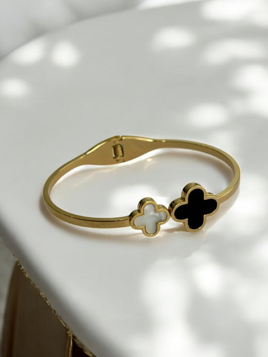 BLACK AND WHITE CLOVER 