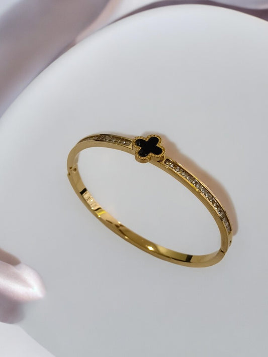 GOLDEN BASE WITH SHINY DIAMOND AND BLACK CLOVER
