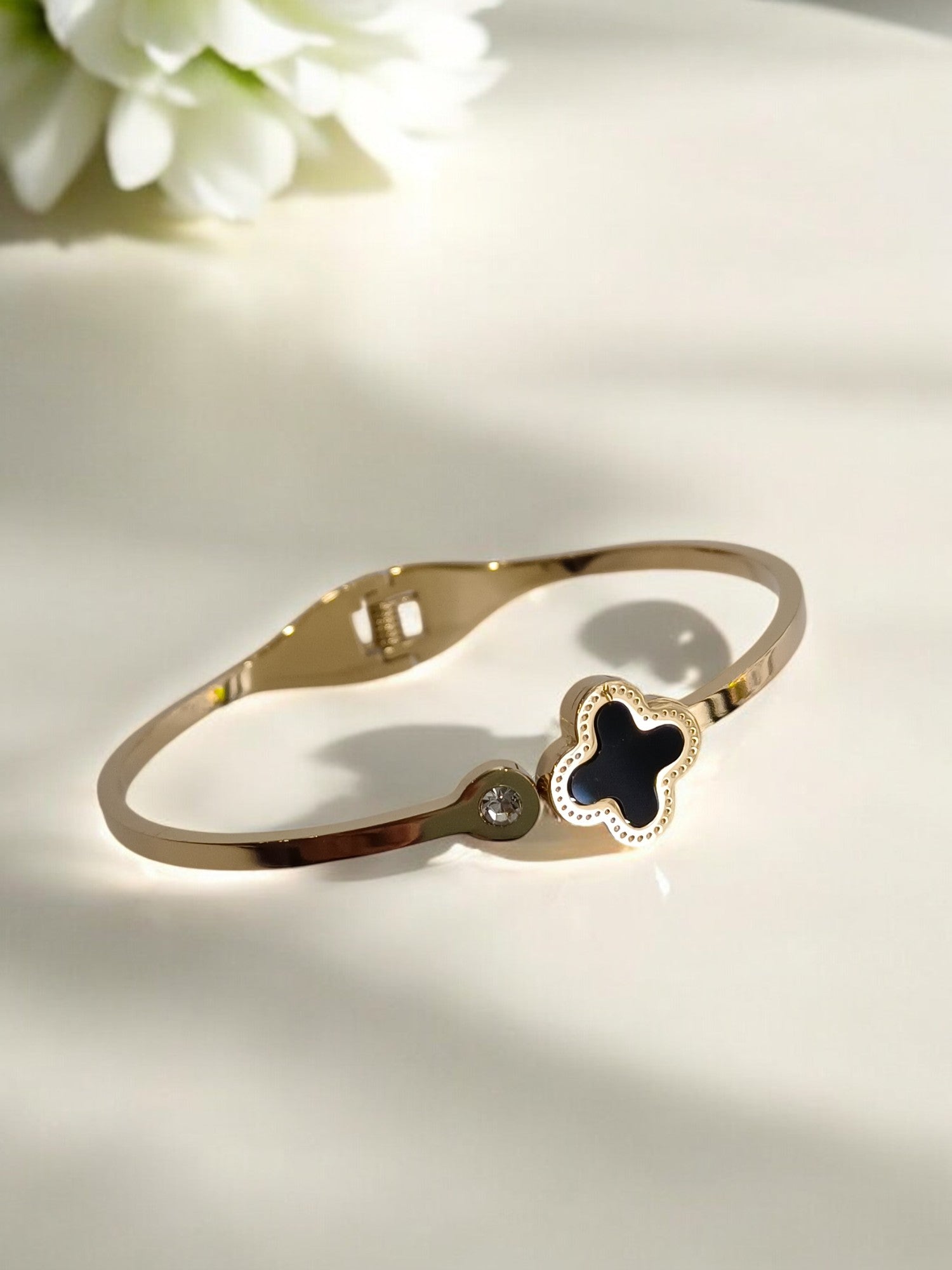 BALCK CLOVER DIAMOND DAILY WEAR CUFF BRACELET
