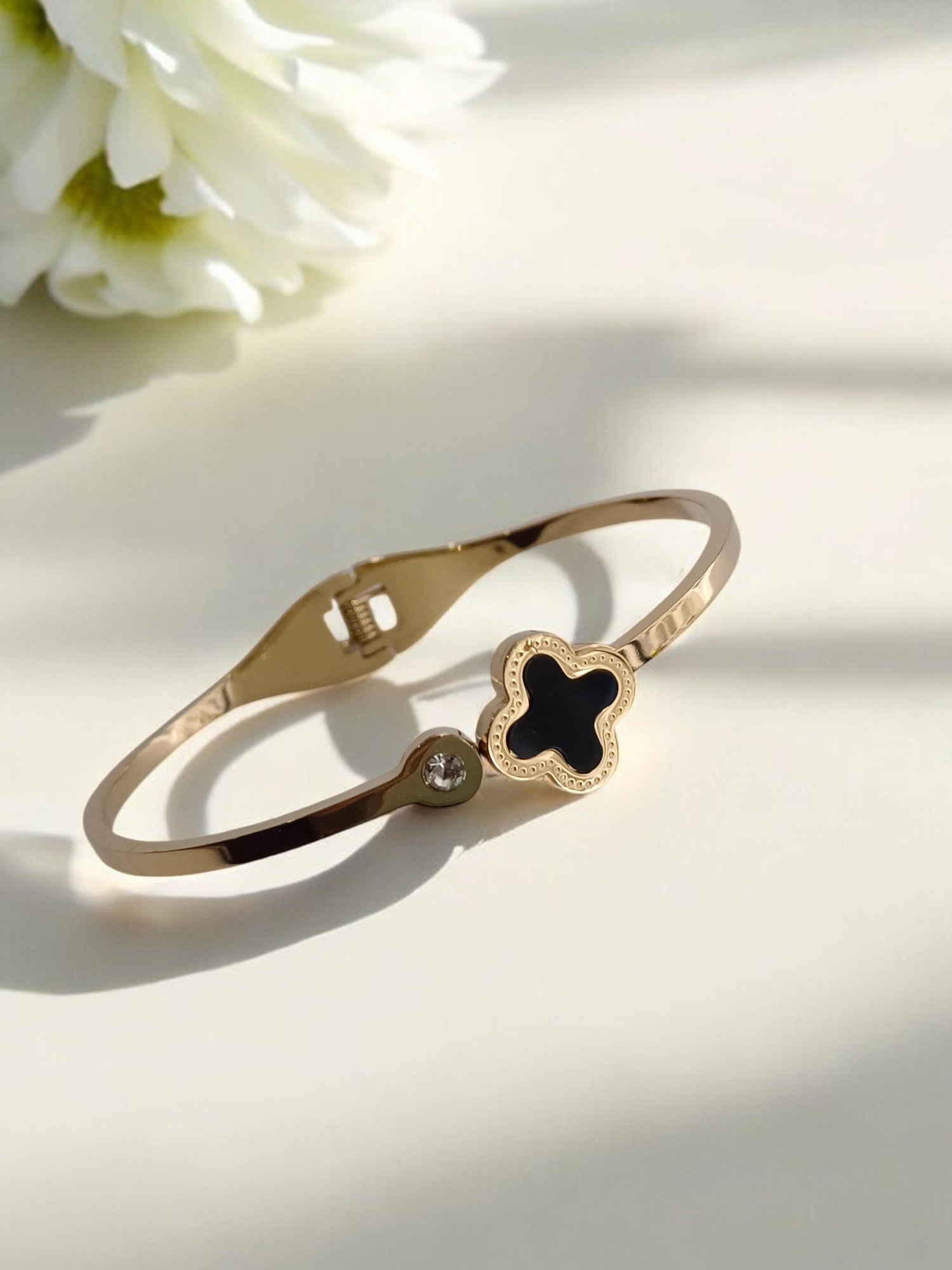 BALCK CLOVER DIAMOND DAILY WEAR CUFF BRACELET