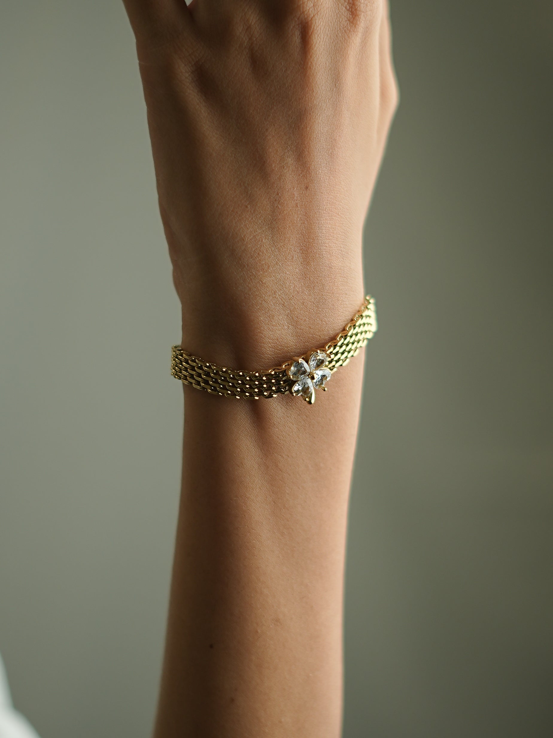 GOLDEN THIK CHAIN WITH GLEMING DIAMOND FLOWER VINTAGE CLOVER