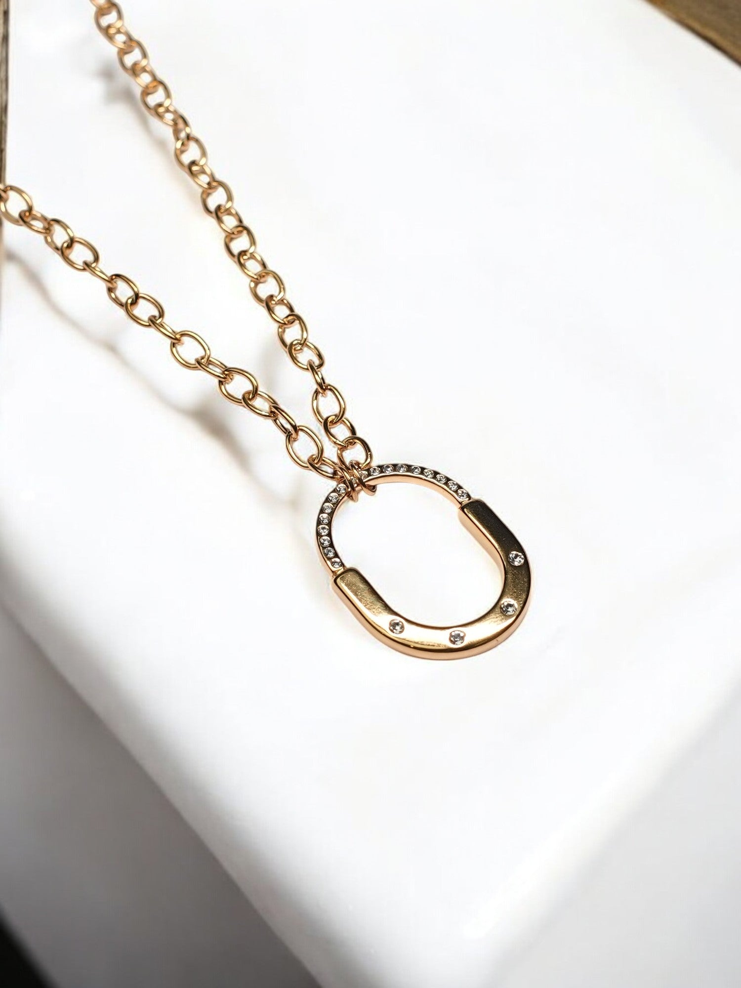 GOLDEN SHIMMERING DIAMOND LOCK LOOKING BOLD TO WEAR
