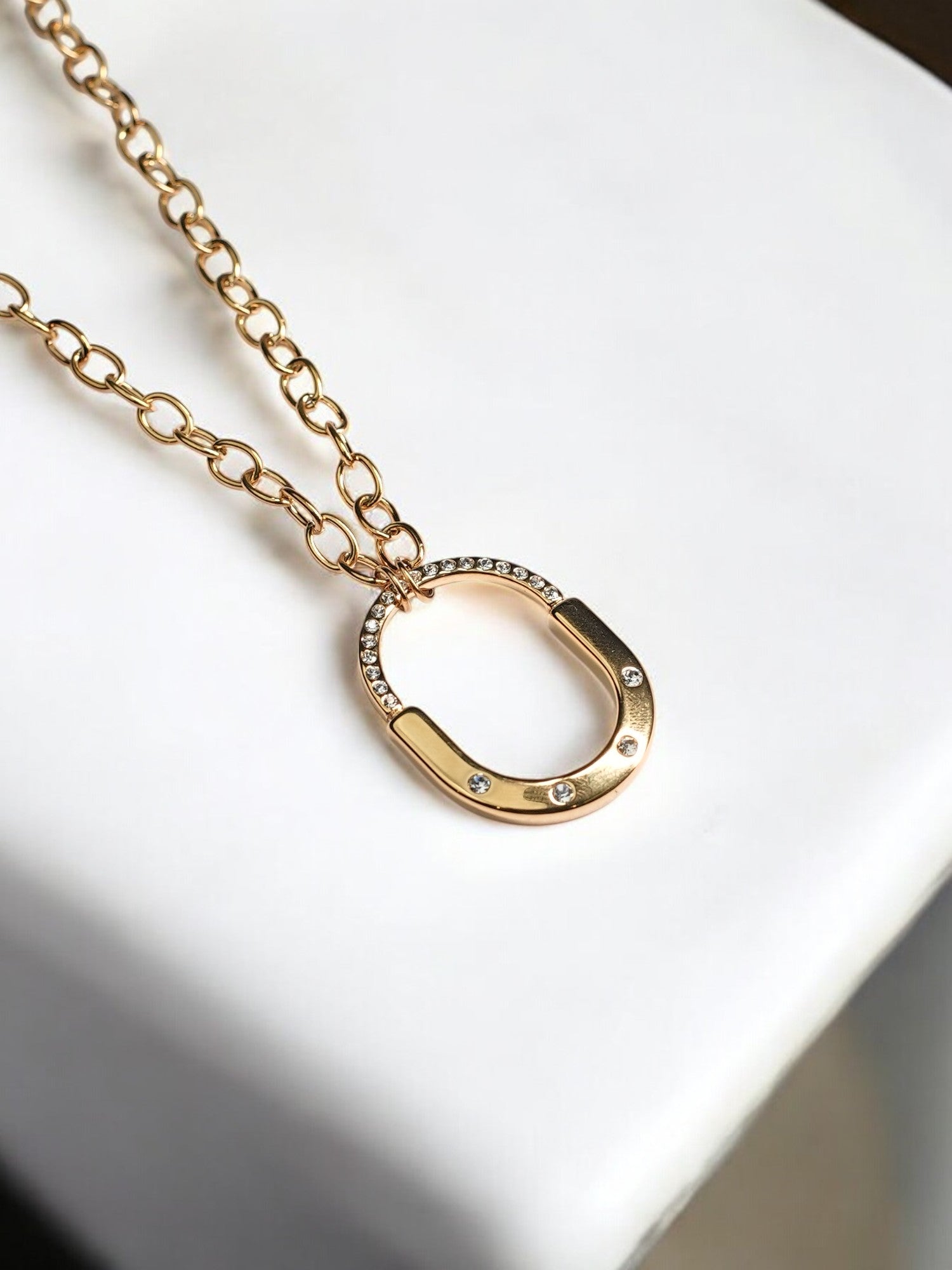 GOLDEN SHIMMERING DIAMOND LOCK LOOKING BOLD TO WEAR