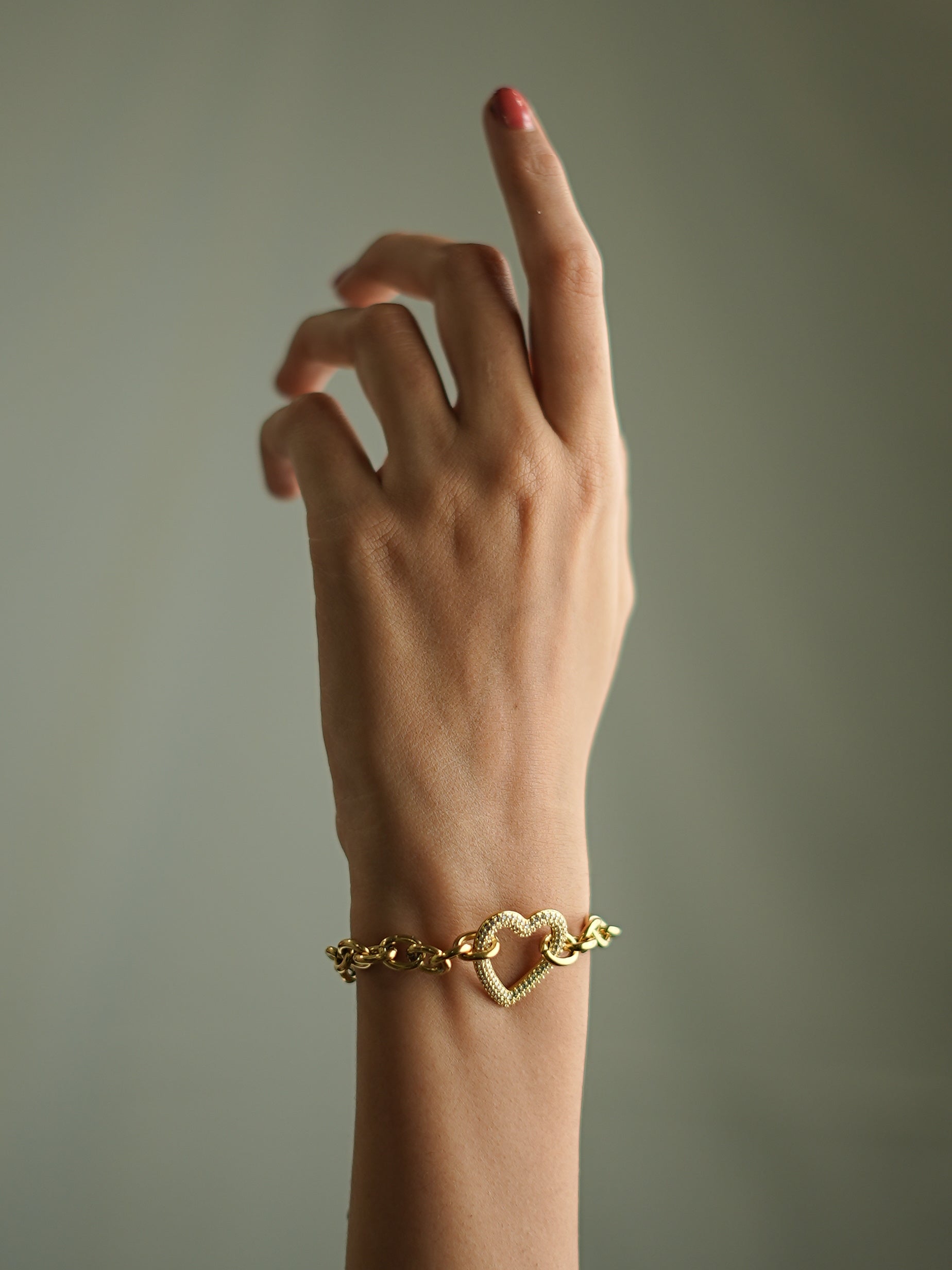 GOLDEN CHAIN WITH TINY DIAMOND HEART