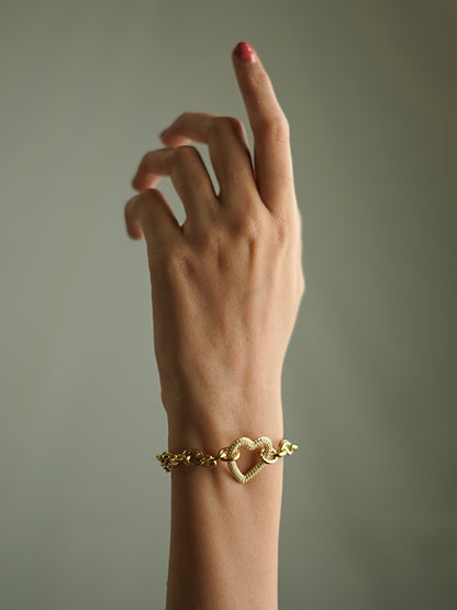 GOLDEN CHAIN WITH TINY DIAMOND HEART