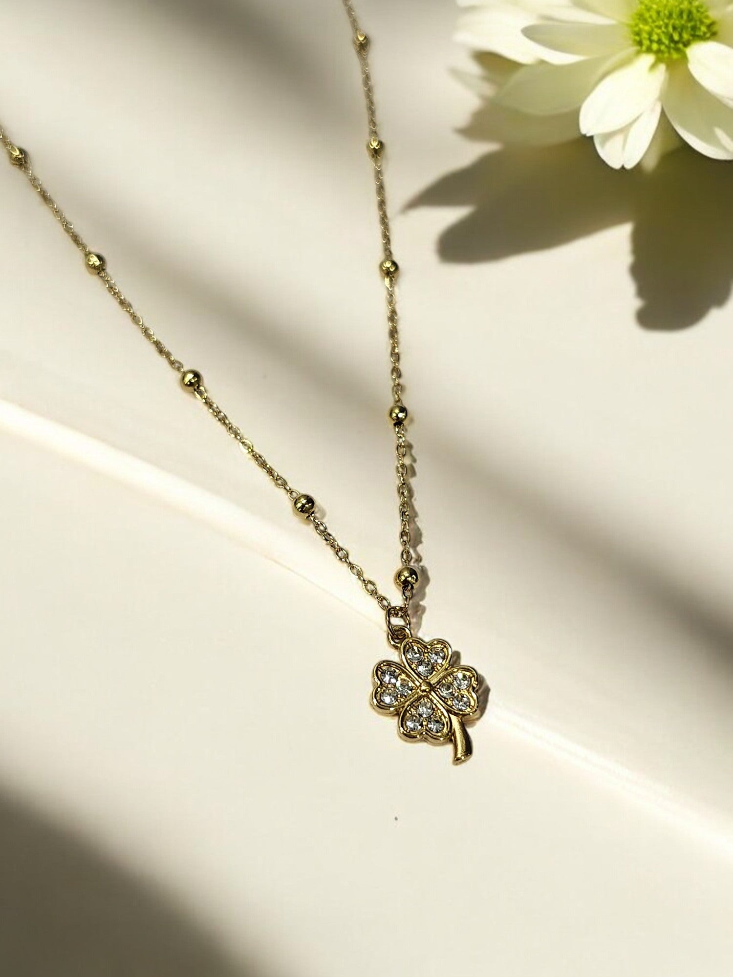 GOLDEN BALLS CHAIN WITH VINTAGE CLOVER SHIMMERING DIAMOND